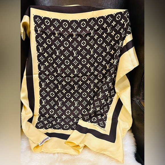 πLOUIS VUITTON Monogram Silk Scarf w/Tag - Picture 6 of 11